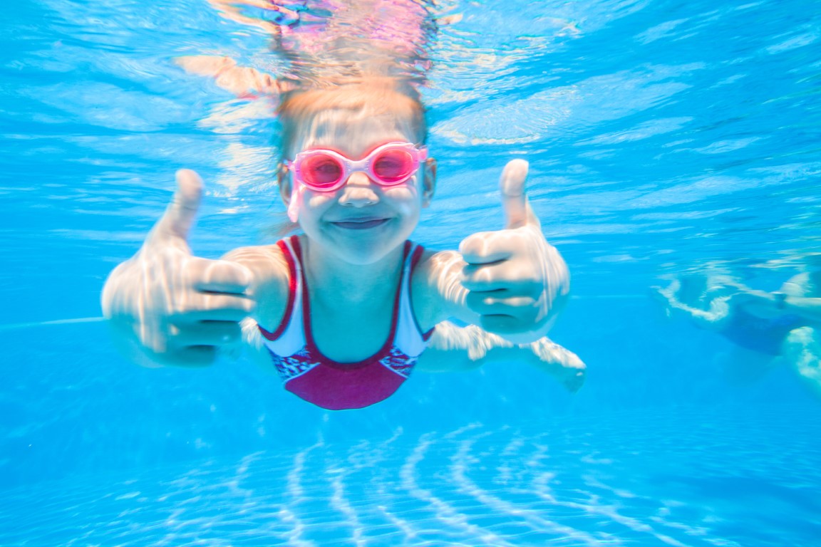 Kind taucht im Pool