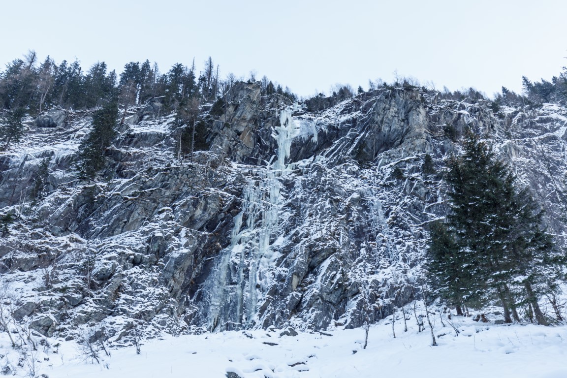Vereister Wasserfall und Felswand